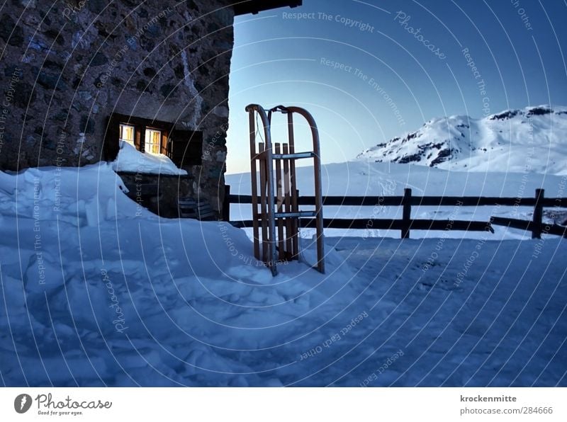 Schneepause Landschaft Himmel Wolkenloser Himmel Winter Alpen Berge u. Gebirge Gipfel Schneebedeckte Gipfel Haus Hütte Mauer Wand Fenster Schlitten blau