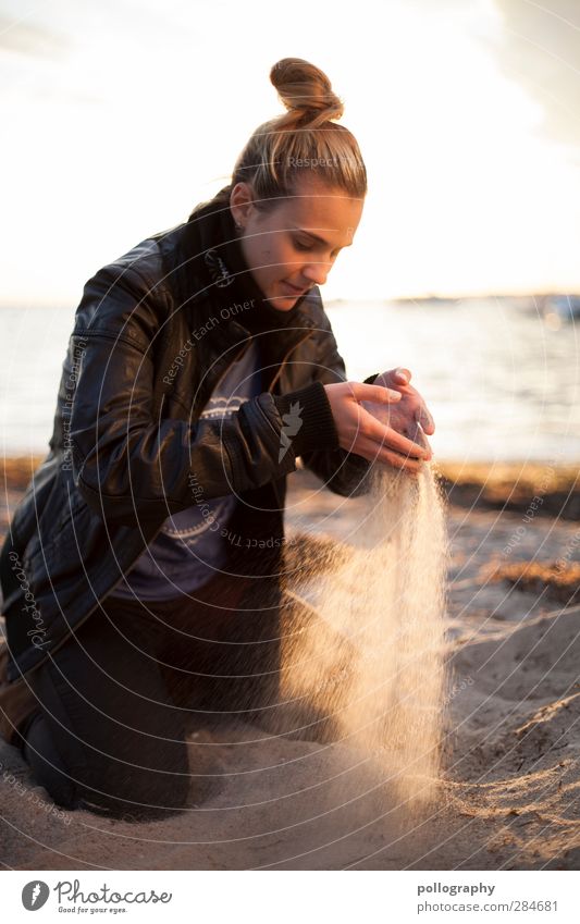 play with the time Ferien & Urlaub & Reisen Ferne Freiheit Sommer Sommerurlaub Sonne Sonnenbad Strand Meer Mensch feminin Junge Frau Jugendliche Erwachsene