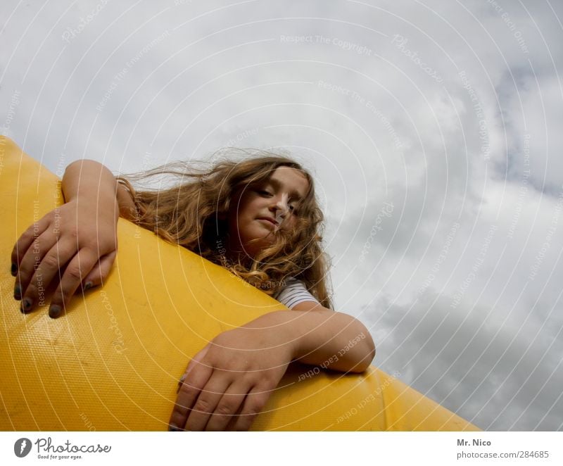 hang loose Freizeit & Hobby Mädchen Gesicht Arme Hand 1 Mensch 8-13 Jahre Kind Kindheit Himmel Wolken brünett langhaarig frech Neugier abhängen Coolness