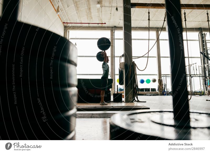 Anonymer Mann beim Anheben der Langhantel Sporthalle Curl-Hantel schwer Kraft Training muskulös Energie maskulin Sportbekleidung Gewichtheben Bodybuilding