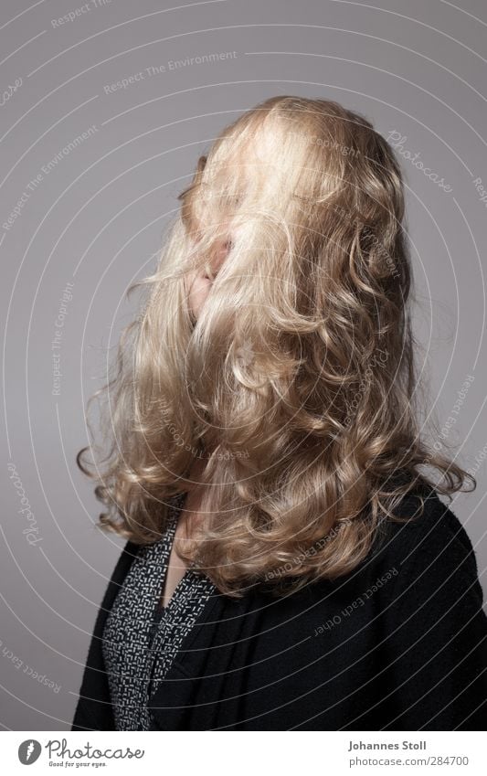 Haare Krishna II schön feminin Junge Frau Jugendliche Haare & Frisuren 1 Mensch 18-30 Jahre Erwachsene blond langhaarig Locken wild Farbfoto Studioaufnahme