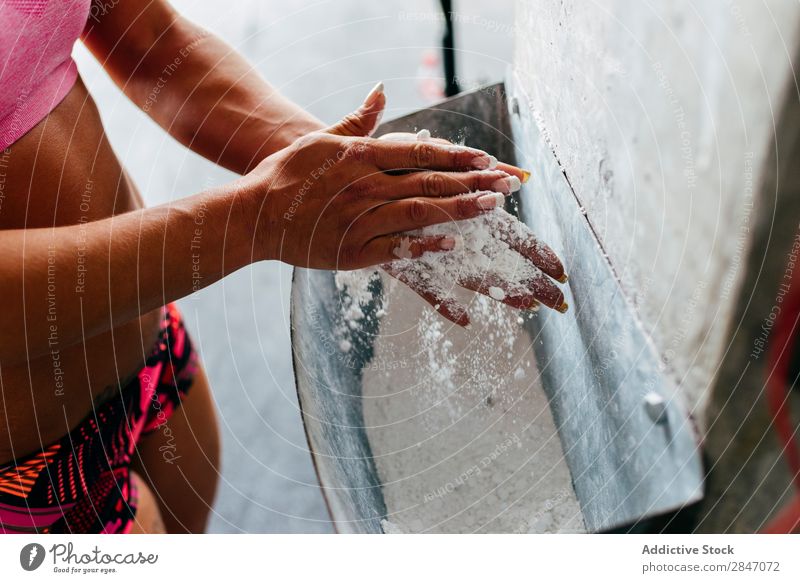 Getreidemädchen mit Sportkreide Frau Sporthalle Hand Kreide anwendend Fitness Pulver Athlet Kraft sportlich Training muskulös vorbereitend Konkurrenz