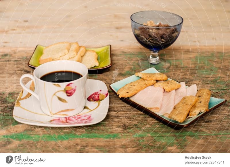 Tisch mit Kaffee und Frühstücksnahrung Snack Schinken Biskuit Brot Toastbrot Lebensmittel Tasse außergewöhnlich Sortiment trinken Mahlzeit süß frisch lecker