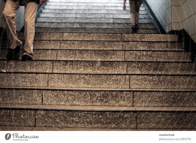 Auf & ab - Treppe Arbeitsweg Pendler Unterführung Karriere Erfolg Mensch Mann Erwachsene Leben Beine 2 Stadt Bahnhof Architektur Öffentlicher Personennahverkehr