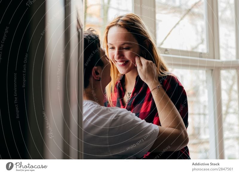 Fröhliches Paar auf Fensterbank Liebe umarmend Fensterbrett Lächeln Bonden Zärtlichkeit Jugendliche schön Mann Frau Partnerschaft Romantik Zusammensein