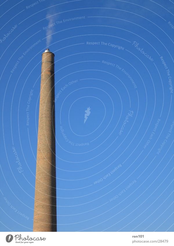 auspuff Backstein Architektur Schornstein Himmel blau Rauch Menschenleer Außenaufnahme Farbfoto Textfreiraum rechts 1 Abgas Ziegelbauweise hoch rund wenige