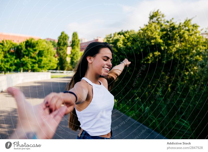 Mädchen hält anonyme Hand und lächelt. Frau mir folgen Fröhlichkeit Park Jugendliche Liebe lachen Paar ländlich Schickimicki Natur Erholung Stil Händchenhalten