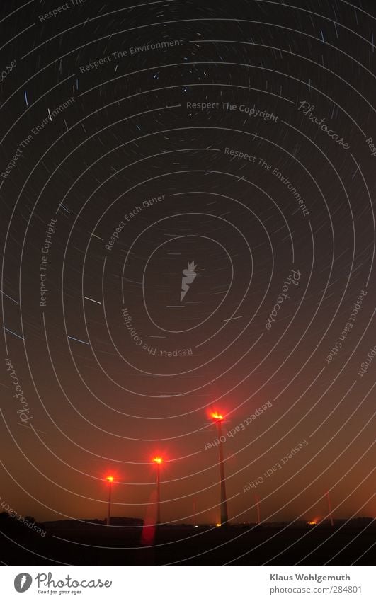 120m hohe Windkraftanlagen, winzig unter dem Himmelsnordpol, langsam dreht sich der Strnenhimmel Getriebe Technik & Technologie Erde Wolkenloser Himmel