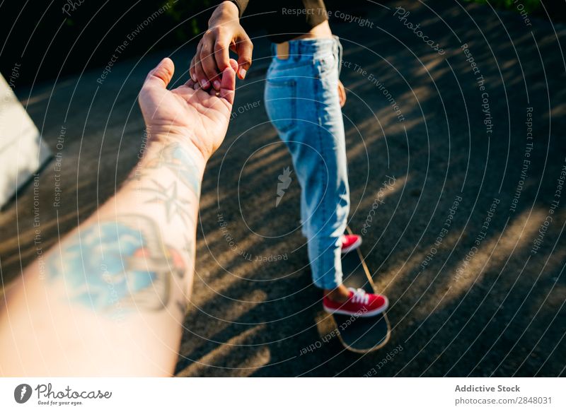 Crop Mädchen hält männliche Hand Frau Skateboard mir folgen Reiten Liebe Freizeit & Hobby Freiheit Erholung Stil Natur Bekleidung Mann Zusammensein unkenntlich