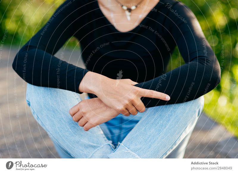 Trendy Teenager in stylischer Kleidung Frau Stil Jugendliche Youngster trendy selbstbewußt Schickimicki Sommer Körperhaltung Park Bekleidung Beine gekreuzt