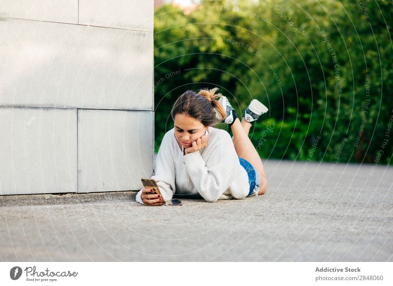 Mädchen beim Telefonieren im Liegen auf dem Boden Frau Jugendliche PDA Youngster Technik & Technologie Internet Verbindung Kultur auf die Hand gestützt