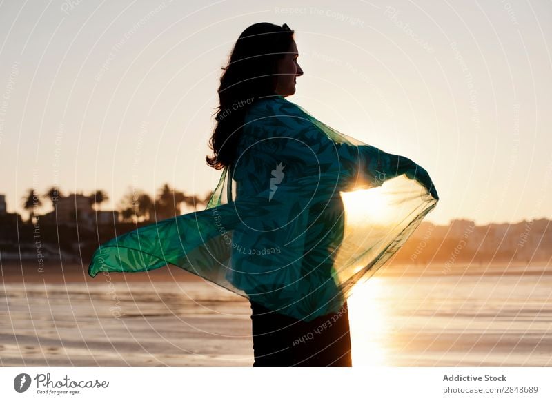 Frau dreht sich im Sonnenlicht herum. Strand schwanger Sonnenuntergang umspinnend Ferien & Urlaub & Reisen Schwangerschaft Natur Sommer Außenaufnahme Erholung