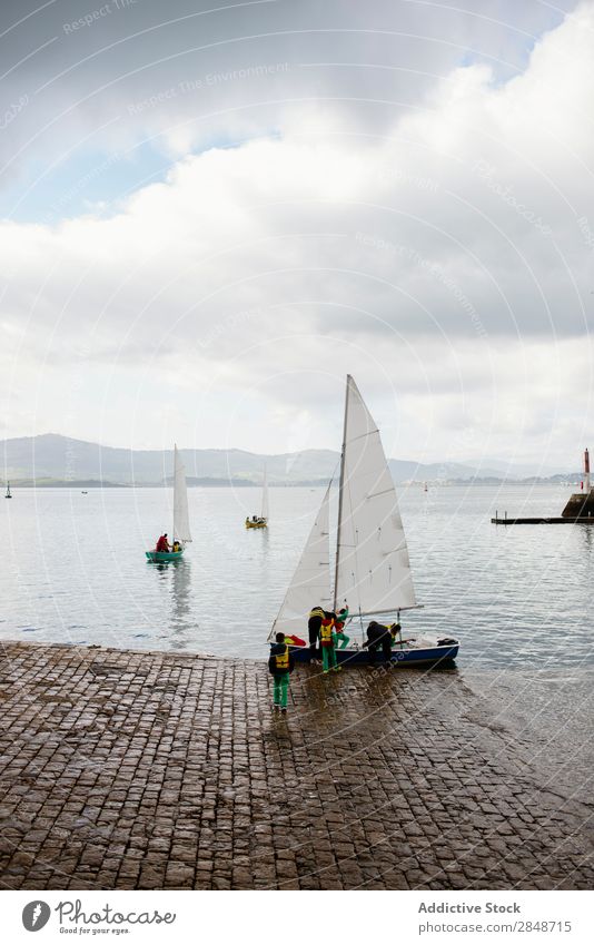 Menschen an Land mit Segelboot Urwald tropisch Ferien & Urlaub & Reisen Wasserfahrzeug Verkehr Kulisse Fluss Vorbereitung Vergnügen Abheben Abenteuer