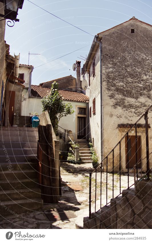 irgendwo in moscenicka draga... Kroatien Istrien Kleinstadt Haus Bauwerk Gebäude Hinterhof Mauer Wand Treppe Fassade Wärme Farbfoto Außenaufnahme