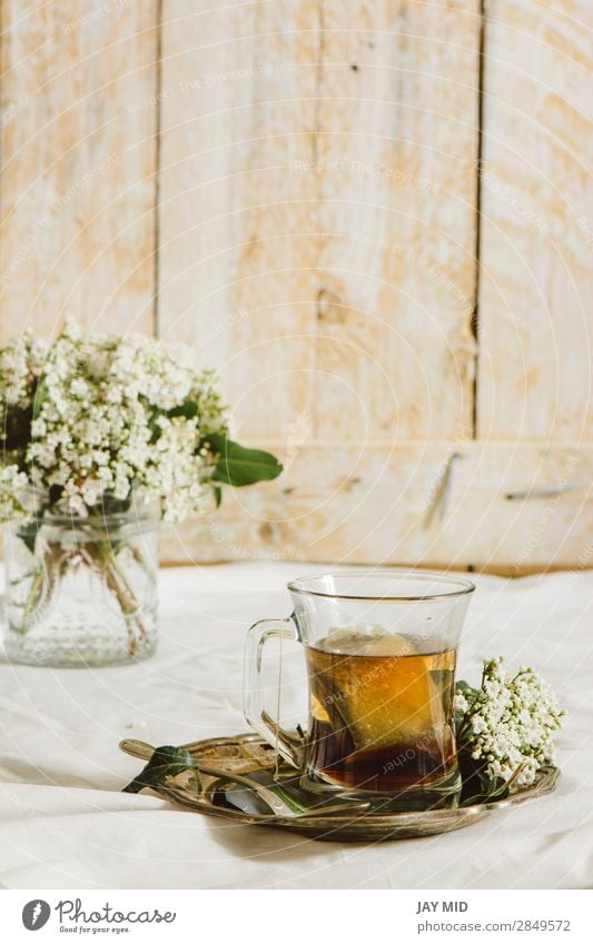 Natürlich gefärbte osterblaue Eier und Teetasse, Lebensmittel Essen Frühstück Getränk Heißgetränk Tasse Becher Glas schön Dekoration & Verzierung Feste & Feiern