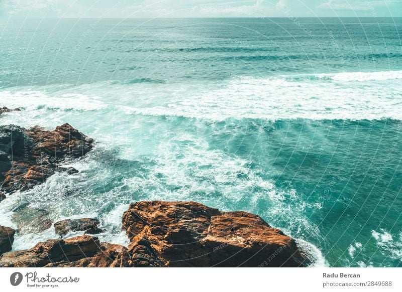 Wunderschöne Seelandschaft mit Blick auf Klippen und Ozean in Portugal exotisch Ferien & Urlaub & Reisen Abenteuer Ferne Freiheit Sightseeing Expedition Sommer