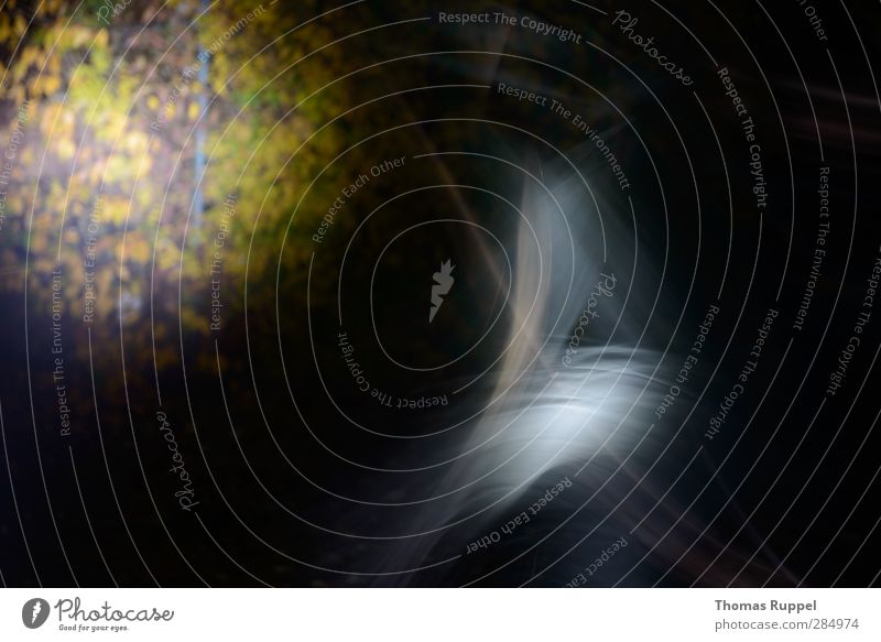 Lichtspielereien Zeichen Lichternebel Spuren Streifen Kreis schwarz Nachtaufnahme Farbfoto Gedeckte Farben Außenaufnahme Experiment abstrakt Muster