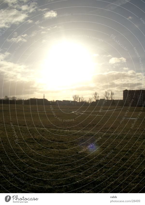 sonnenwiese Wolken Wiese Gebäude Gegenlicht Menschenleer Sonne lensflares