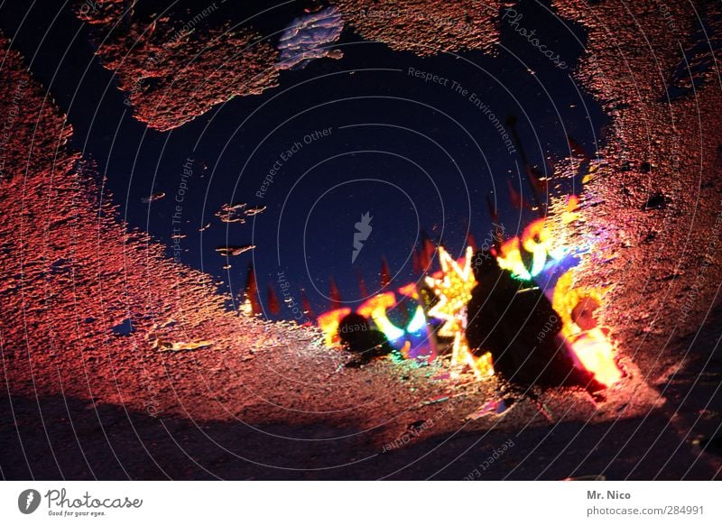 UT Köln | rummel romantik Oktoberfest Jahrmarkt rot Pfütze nass Regenwasser Romantik Gewitter Asphalt Straßenbelag Beleuchtung Silhouette Rummel Nacht Illusion