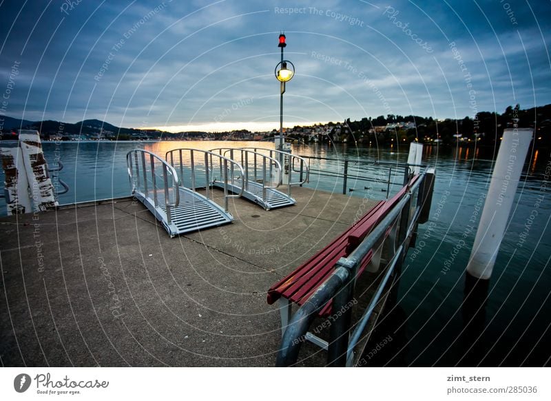 Die rote Bank Ferien & Urlaub & Reisen Ausflug Städtereise Seeufer Luzern Schweiz Vierwaldstätter See Himmel Wolken Stadt Ferry Terminal Laterne blau silber