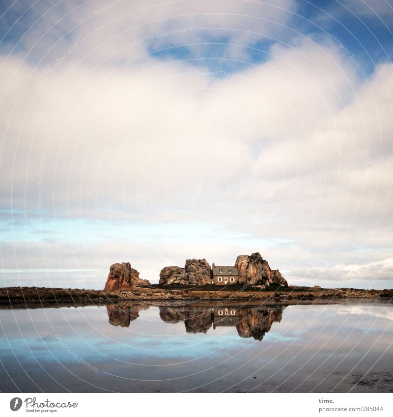 Stoned Landschaft Wasser nur Himmel Wolken Schönes Wetter Felsen Küste Seeufer Haus Einfamilienhaus Traumhaus ästhetisch außergewöhnlich historisch Kraft Schutz