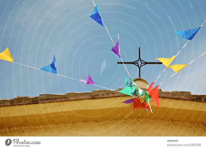 Feiertag Feste & Feiern Kirche Gebäude Dach Sehenswürdigkeit Dekoration & Verzierung Fahne Christliches Kreuz Zeichen Schnur authentisch Fröhlichkeit Stimmung