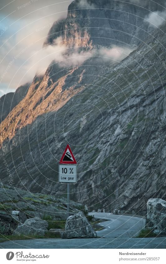 Abwärts... Berge u. Gebirge Güterverkehr & Logistik Wolken Klima Felsen Schlucht Verkehr Autofahren Straße Ziffern & Zahlen Schilder & Markierungen