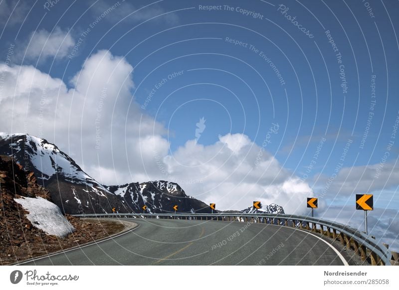 Aufwärts... Landschaft Himmel Wolken Sommer Schönes Wetter Felsen Berge u. Gebirge Gipfel Schneebedeckte Gipfel Schlucht Verkehr Verkehrswege Straßenverkehr