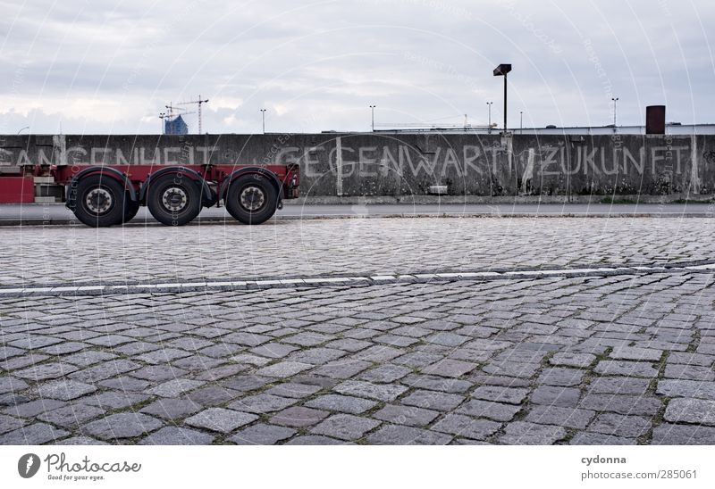 Fortschritt Wolken Stadt Mauer Wand Verkehr Güterverkehr & Logistik Straße Wege & Pfade Lastwagen Schriftzeichen Beginn Einsamkeit Erfahrung Geschwindigkeit