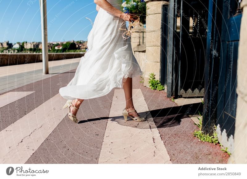 Getreidebraut, die in die Kirche geht. Braut Blumenstrauß Licht hochzeitlich Hochzeit Feste & Feiern Bekleidung Zeremonie Engagement Beautyfotografie Kleid