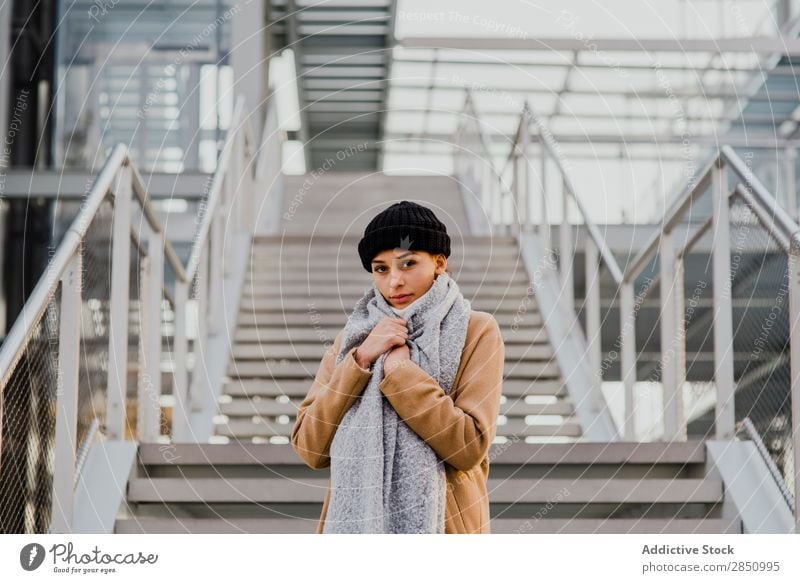 Lächelnde Frau, die auf der Treppe posiert. Körperhaltung schön Stil Jugendliche Porträt hübsch elegant Mensch modern niedlich traumhaft heiter Glück Freude