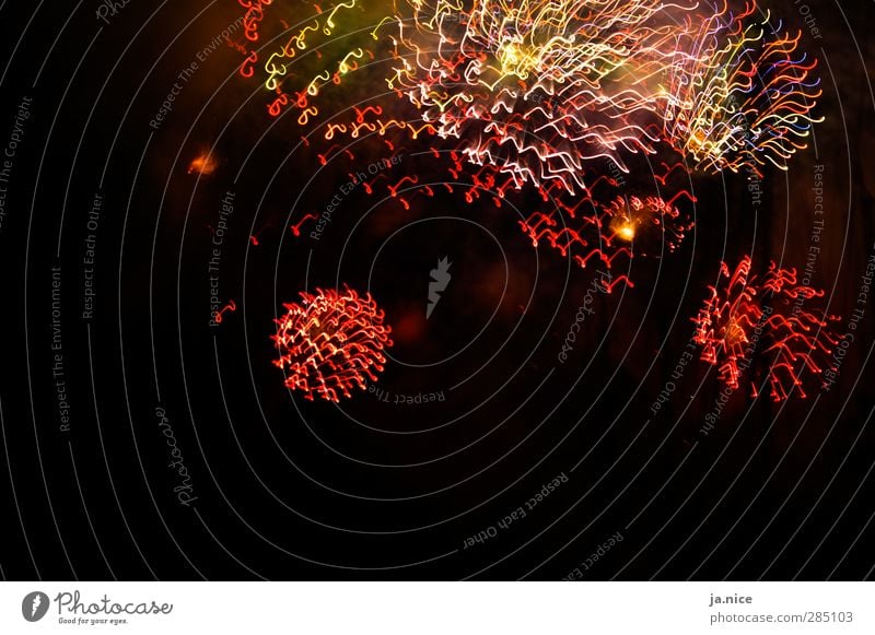 wumms. krach. peng. Nachtleben Veranstaltung Feuerwerk Feste & Feiern Silvester u. Neujahr Party beobachten genießen Blick dunkel Ferne oben schön blau