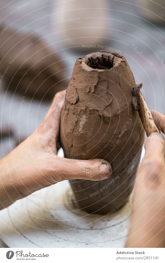 Nahaufnahme der Tonvase am Rad Frau Werkstatt Formgebung Vase Steingut Topf Strukturen & Formen Tradition Material Fähigkeit beherrschen Geschirr