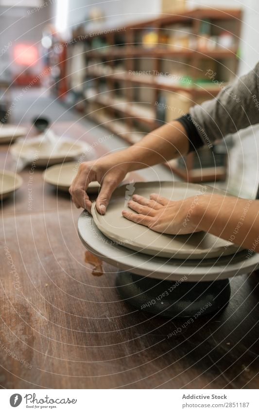 Frau, die am Schreibtisch mit Ton arbeitet. Werkstatt Handwerk Modellierung Keramik Kunstgewerbler selbstgemacht Produktion beherrschen Stoff Schaffung Tisch