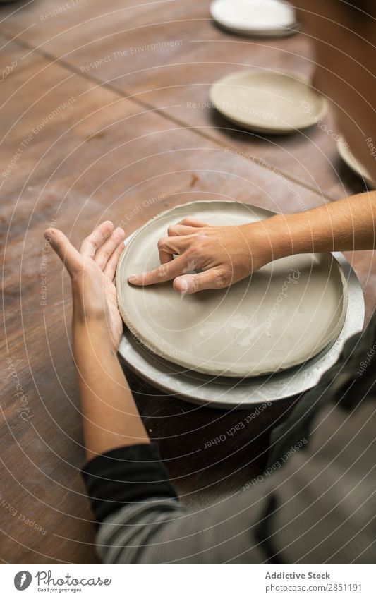 Frau, die am Schreibtisch mit Ton arbeitet. Werkstatt Handwerk Modellierung Keramik Kunstgewerbler selbstgemacht Produktion beherrschen Stoff Schaffung Tisch