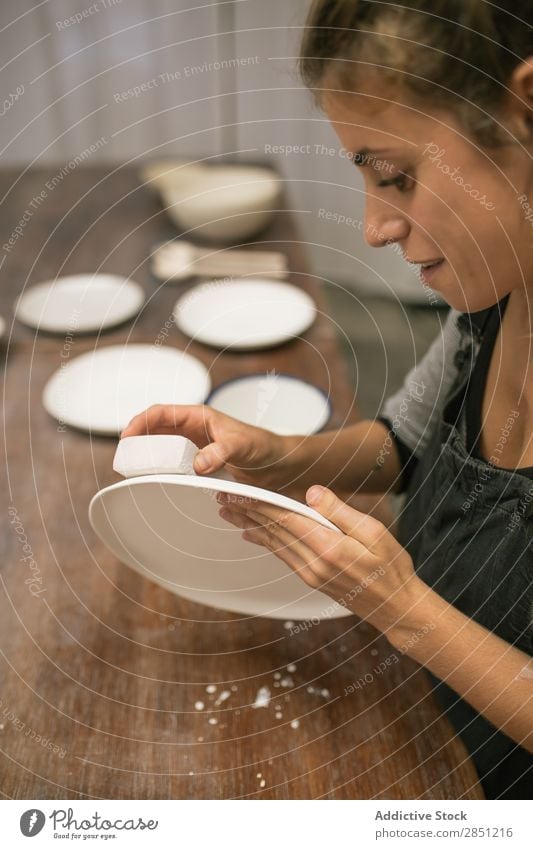 Frau, die mit Tonplatten arbeitet Werkstatt Geschirr Handarbeit Keramik Platten professionell machen Handwerkskunst Emaille Basteln Tonwaren