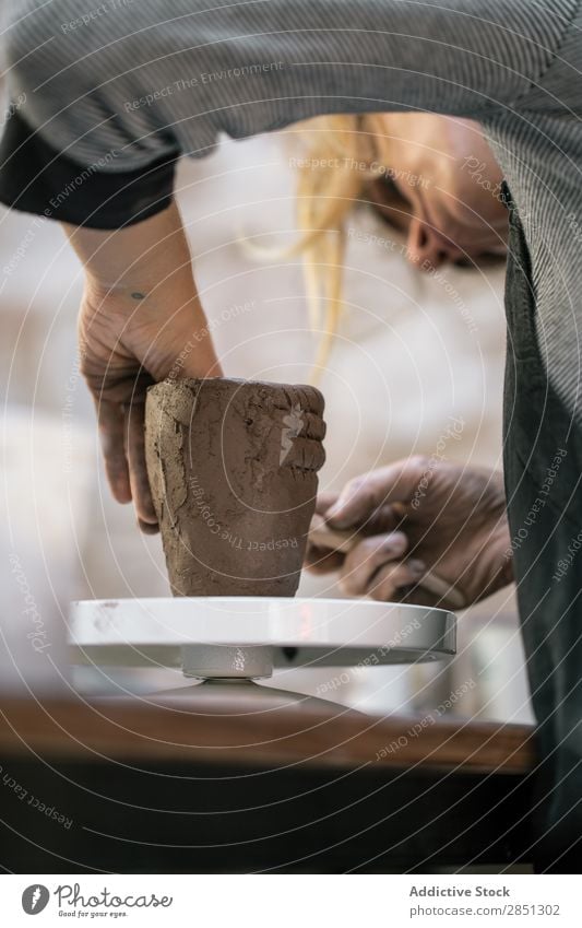 Frau, die mit dem Tontopf arbeitet. Werkstatt Topf Formgebung Kunstgewerbler Steingut konzentriert Basteln Tradition Beruf beherrschen Arbeit & Erwerbstätigkeit