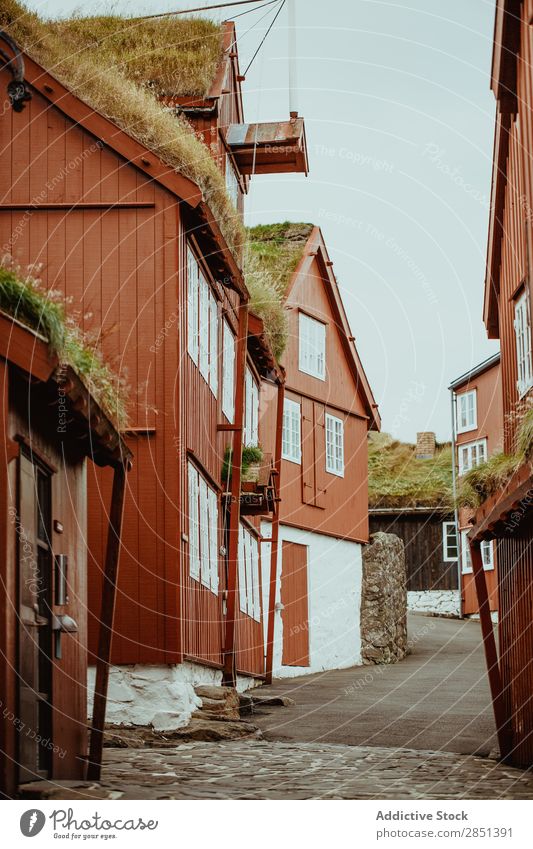 Holzhaus in weiß und braun lackiert Haus ländlich Außenseite Gebäude wohnbedingt Tradition Dorf Cottage heimwärts alt Landschaft Architektur ruhig