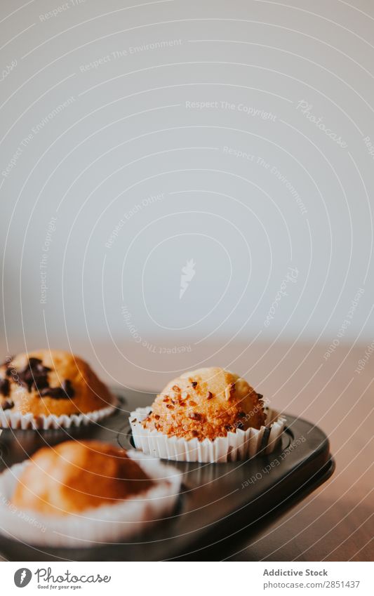 Hausgemachte Muffins mit Schokoladensamen braun süß Dessert Kaffee Kuchen frisch Tasse gebastelt Cupcake geschmackvoll dunkel Tisch Frühstück backen Jeton Zimt