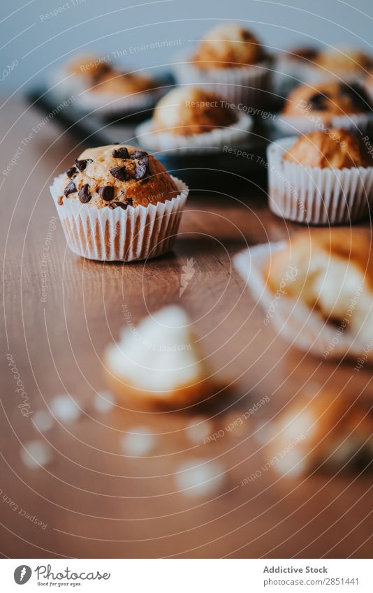 Hausgemachte Muffins mit Schokoladensamen braun süß Dessert Kaffee Kuchen frisch Tasse gebastelt Cupcake geschmackvoll dunkel Tisch Frühstück backen Jeton Zimt