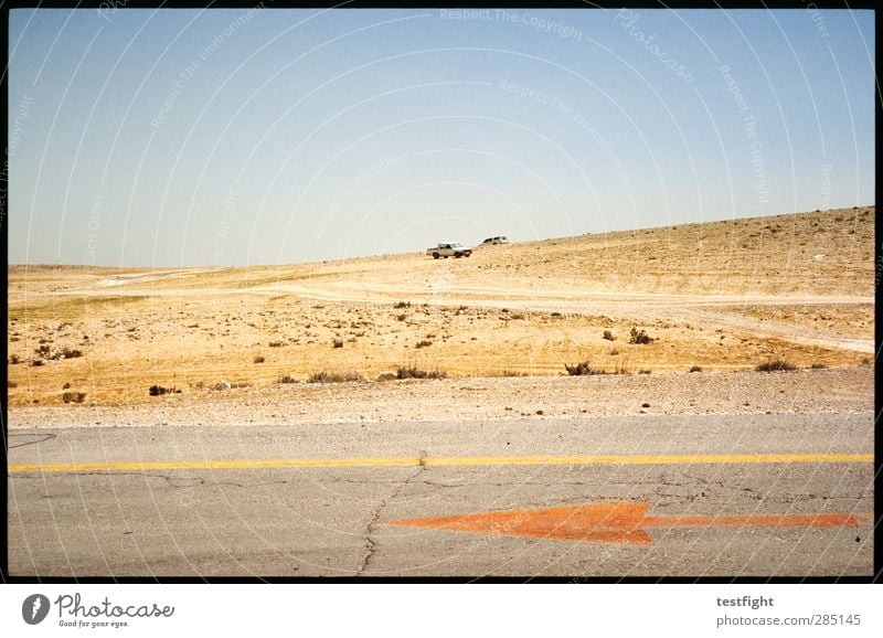 wir sind da wo oben ist. Natur Landschaft Sand Sonne Sommer Schönes Wetter Verkehrsmittel Straße Fahrzeug PKW fahren Wärme Mobilität Farbfoto Außenaufnahme