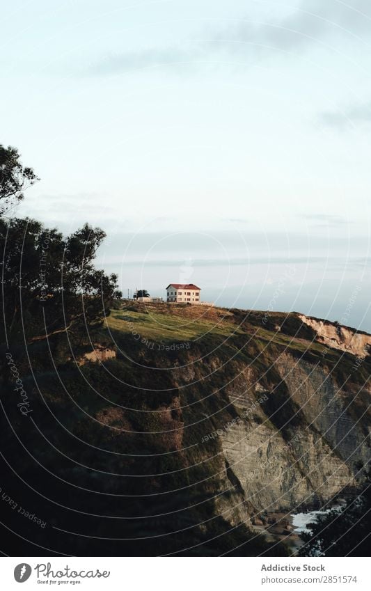 Haus auf einem Hügel am Meer Berge u. Gebirge Wasser Küste Landschaft Natur Himmel Dorf Aussicht Tourismus Ferien & Urlaub & Reisen schön Gebäude Architektur