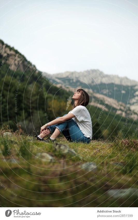 Frau, die auf der Natur posiert. sitzen Rasen Gras Jugendliche Außenaufnahme Park Sommer schön grün Mensch hübsch Garten Porträt Hof Mädchen Lifestyle