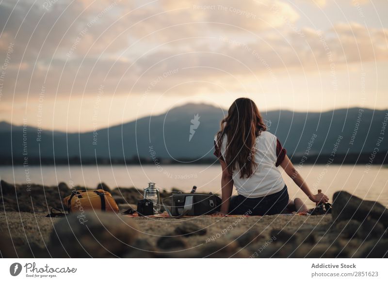 Frau beim Picknick am See sitzen Camping Wegsehen Natur Sommer Jugendliche Wasser Mädchen schön Freizeit & Hobby Lifestyle Mensch Landschaft Beautyfotografie