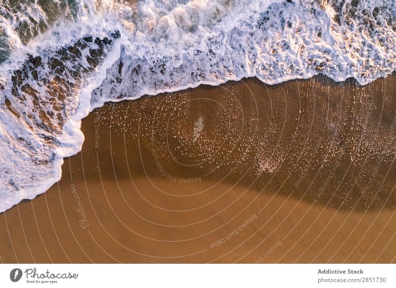 Luftaufnahme des Strandufers Fluggerät Aussicht Meer Top Küste Wasser Dröhnen Sommer Sonnenuntergang Hintergrundbild oben Sand Meereslandschaft winken