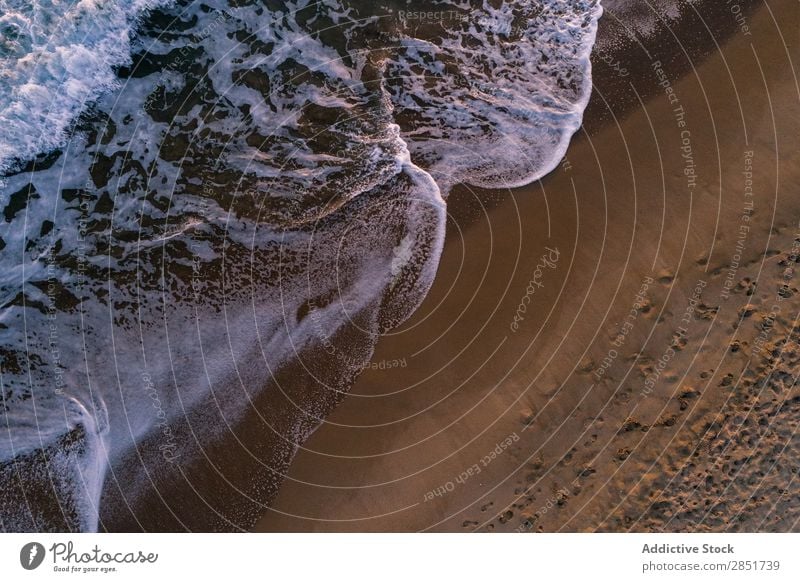 Luftaufnahme des Strandufers Fluggerät Aussicht Meer Top Küste Wasser Dröhnen Sommer Sonnenuntergang Hintergrundbild oben Sand Meereslandschaft winken