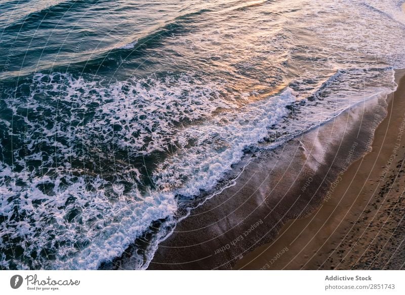 Luftaufnahme des Strandufers Fluggerät Aussicht Meer Top Küste Wasser Dröhnen Sommer Sonnenuntergang Hintergrundbild oben Sand Meereslandschaft winken