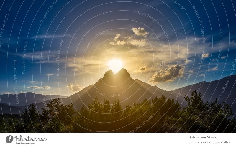 Sonnenuntergang mit der Sonne zwischen zwei Bergen Berge u. Gebirge Morgendämmerung Spanien Landschaft Katalonien pedraforca Natur Hintergrundbild Himmel Wolken