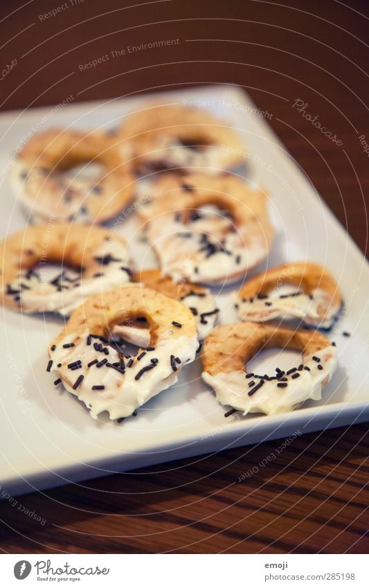 homemade Dessert Süßwaren Schokolade Ernährung Fingerfood Teller lecker braun Apfel Trockenfrüchte Farbfoto Nahaufnahme Textfreiraum oben Hintergrund neutral