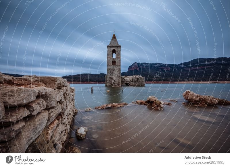 Glockenturm in einem See versunken Wasser Turm Kirche Ferien & Urlaub & Reisen Architektur Wahrzeichen Himmel alt untergetaucht Berge u. Gebirge Landschaft